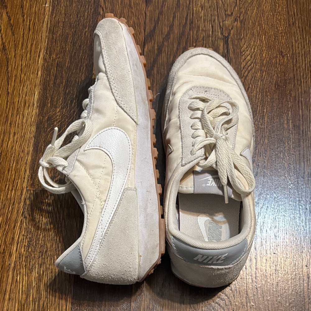 Nike Cream/Tan Low-Top Sneakers with White Swoosh women’s size 7.5